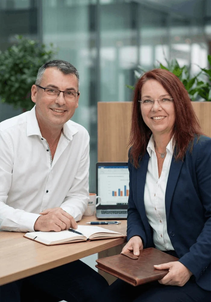 Gabriele und Rene Riemer im Büro von RIEMVISION