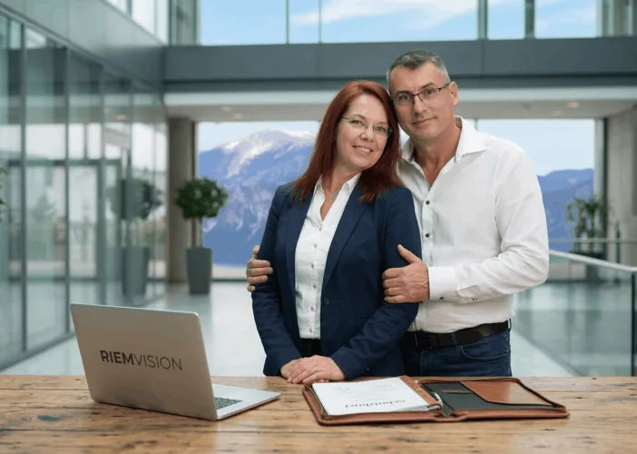 Gabriele und Rene Riemer beim Erstellen der RIEMVISION Barrierefreiheitserklärung samt Schutzbrief