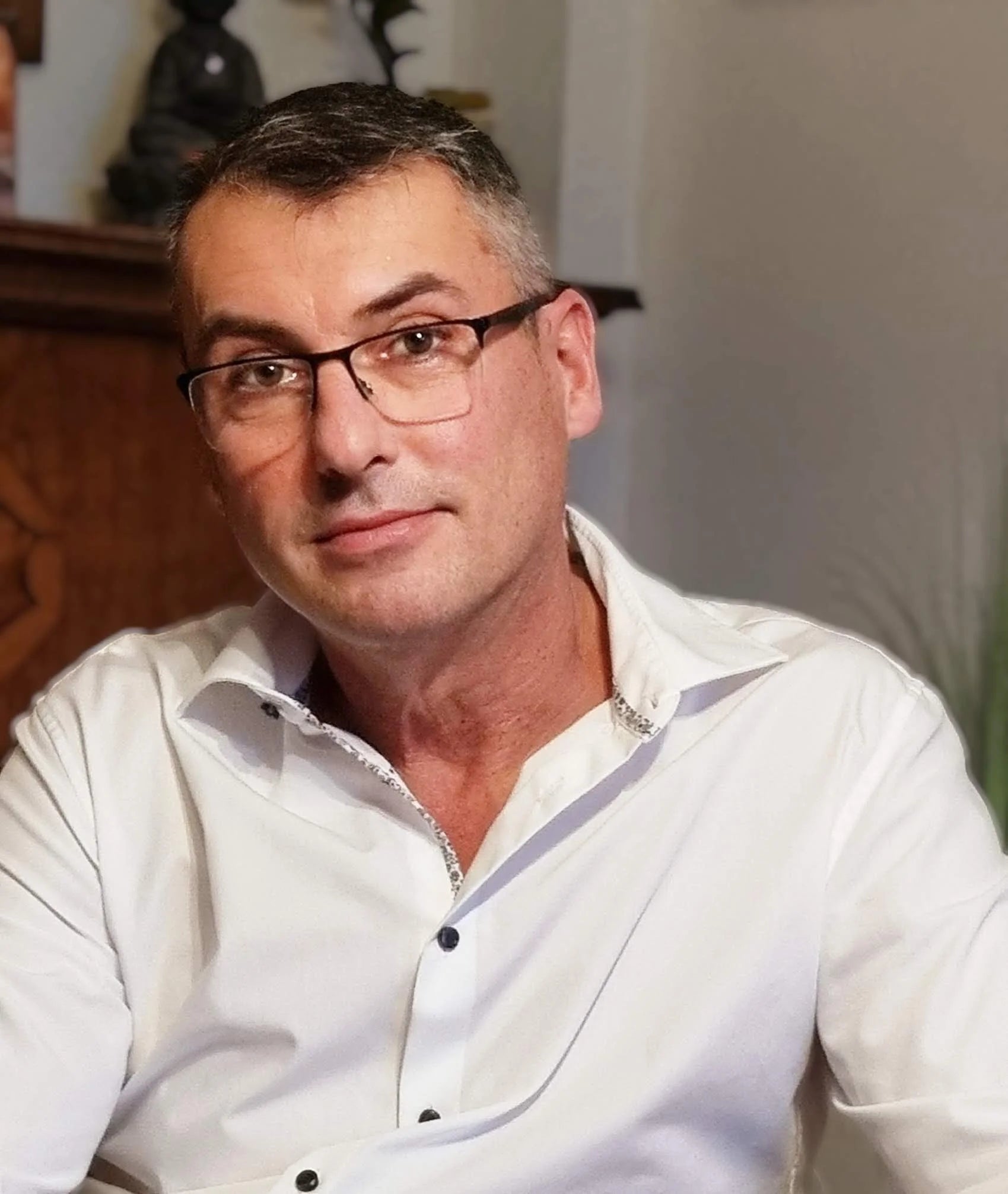 Rene Riemer, IT-Systemtechniker und Gründer von RIEMVISION – Experte für BaFG-Compliance und KI-Automation in Österreich.